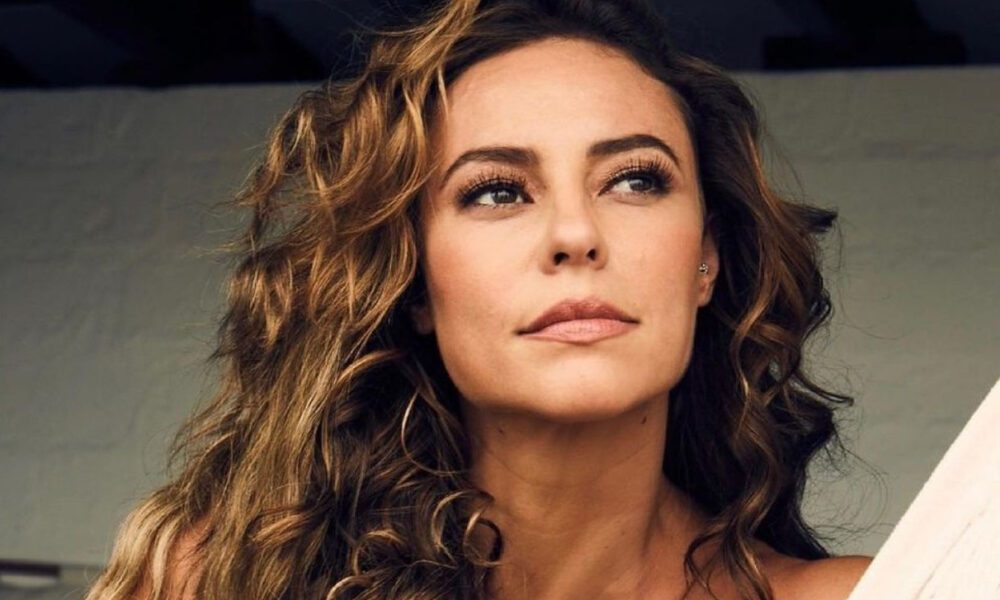 Paolla Oliveira brilha em foto deslumbrante em cenário paradisíaco: "A mais bela de todas"