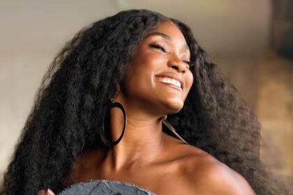 Erika Januza encanta ao posar sem blusa e fãs elogiam: "Uma obra de arte"