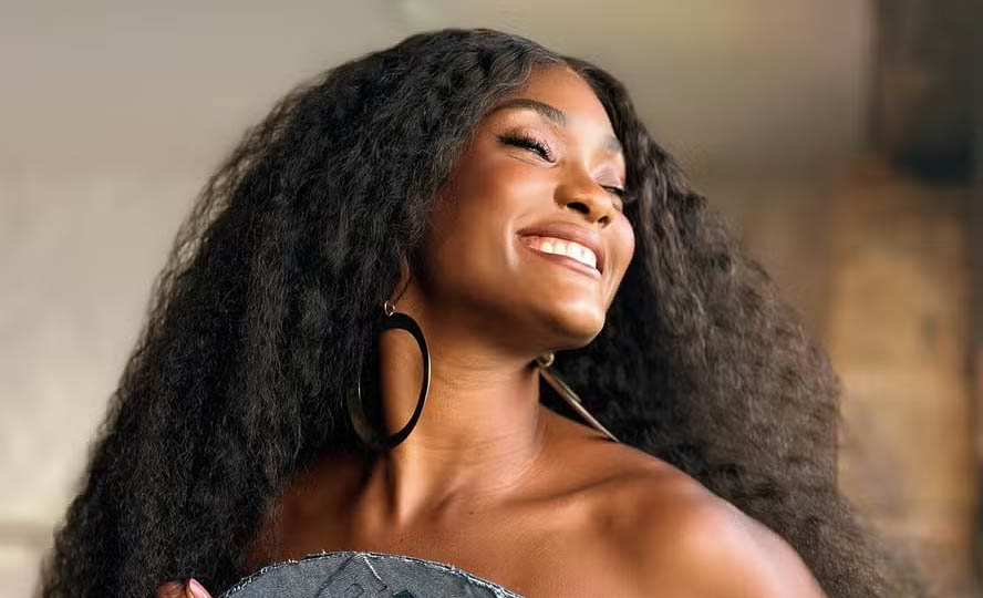 Erika Januza encanta ao posar sem blusa e fãs elogiam: "Uma obra de arte"