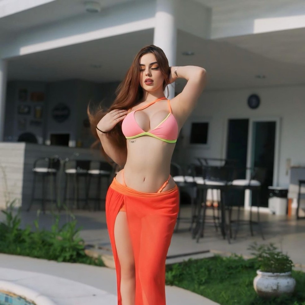 Bella Angel realizou uma lipo e colocou silicone nos seios — Foto: Reprodução Instagram