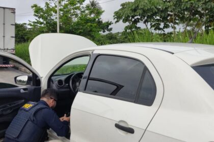 Dupla é presa e jovem é apreendido após roubo em Candeias