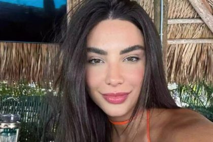 Gabriela Versiani arrasa de biquíni e recebe elogios nas redes sociais