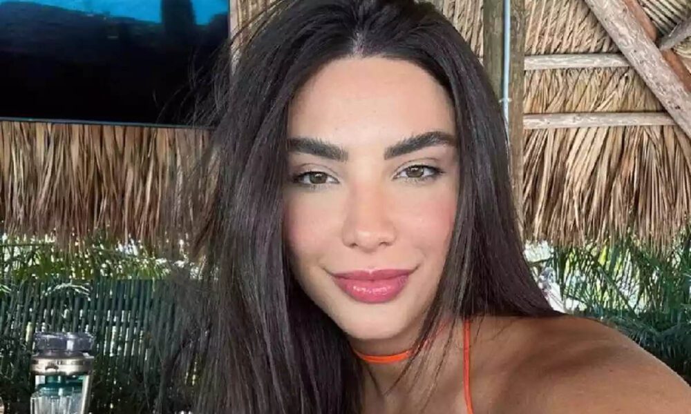 Gabriela Versiani arrasa de biquíni e recebe elogios nas redes sociais