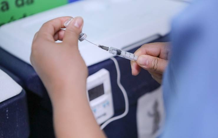 Bahia recebe 67 mil vacinas contra dengue com prazo curto.