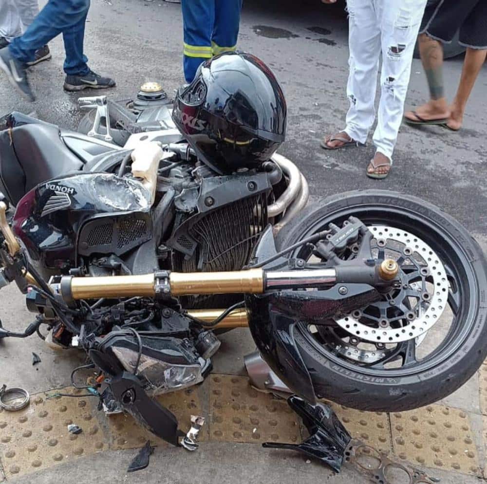 Acidente: Motociclista atinge ônibus escolar em Camaçari