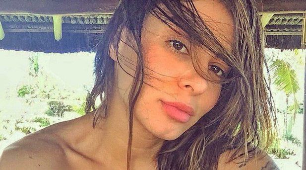 Alinne Rosa surpreende seguidores ao aparecer sem roupa na piscina