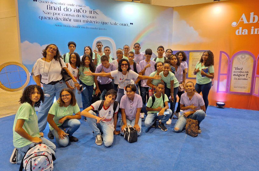 Alunos da Rede Municipal de Lauro de Freitas visitam a Bienal do Livro em Salvador