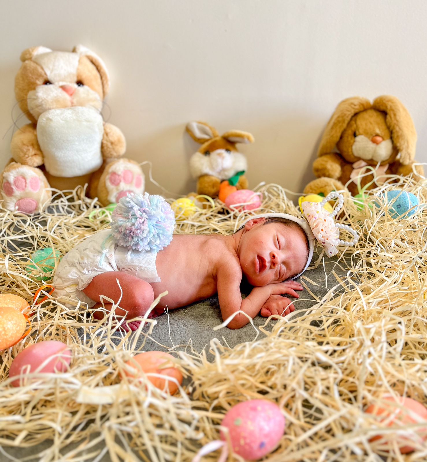 Recém-nascidos do HEC posam para ensaio temático de Páscoa