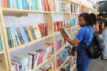 Governo da Bahia distribuirá 10 mil vales-livro durante Bienal do Livro 2024 para estudantes e professores da rede estadual