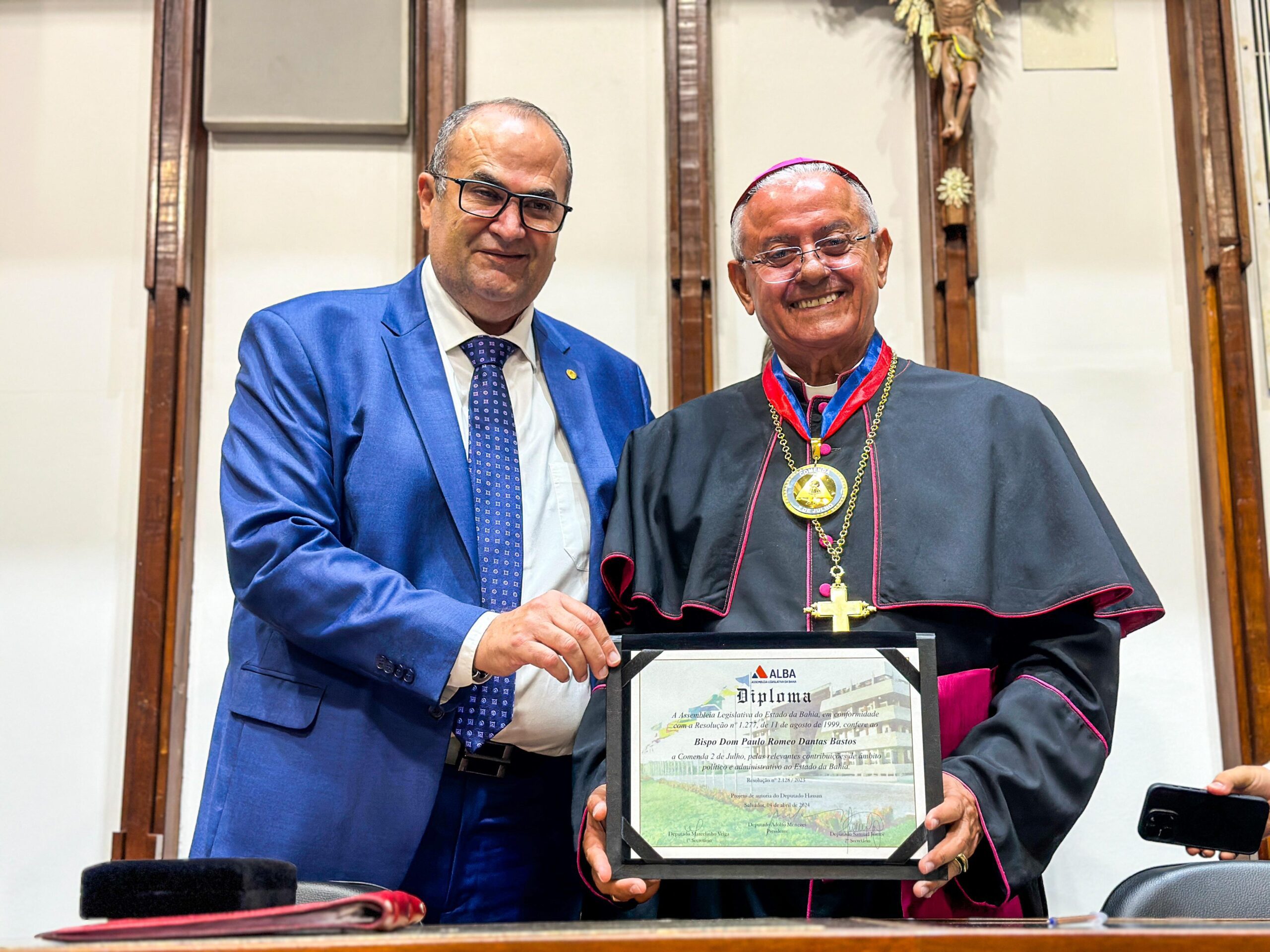 Bispo de Jequié recebe a mais alta honraria da ALBA