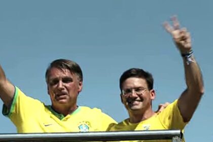 Bolsonaro destaca trabalho social de Roma em ato pela liberdade e democracia no Rio