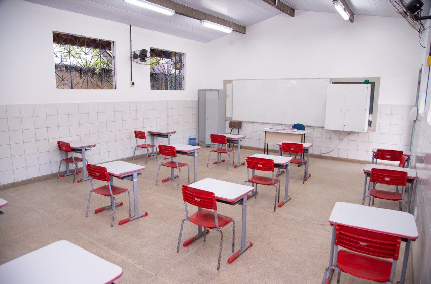 SEMED Lauro de Freitas realiza capacitação de profissionais e entrega de livros para alunos do EJA