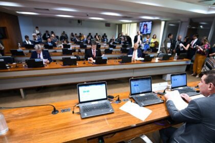 Comissão do Senado aprova isenção de IR para 2 salários mínimos; texto vai a plenário