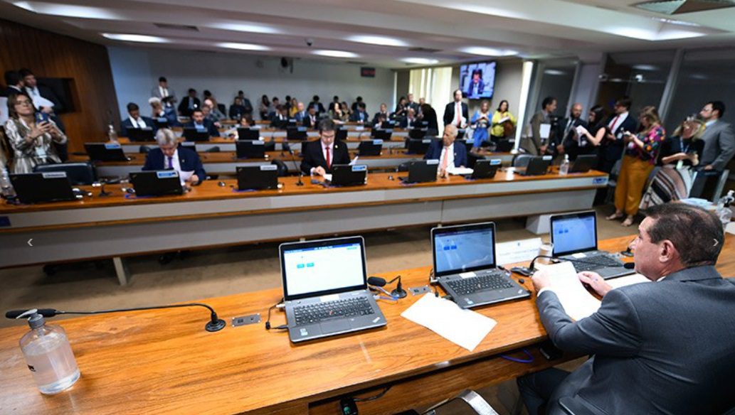 Comissão do Senado aprova isenção de IR para 2 salários mínimos; texto vai a plenário