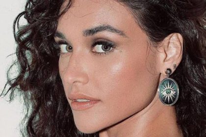 Débora Nascimento renova seu bronze e se destaca na praia