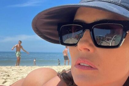 Deborah Secco exibe barriga definida após divórcio