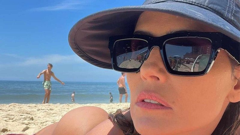 Deborah Secco exibe barriga definida após divórcio