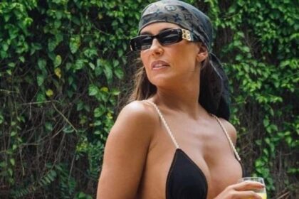 Deborah Secco para tudo ao exibir seu corpo na piscina