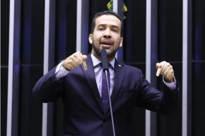 Após anunciar separação, Deborah Secco recebe cantada de André Janones (Avante-MG)