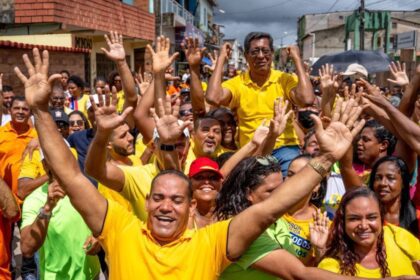 Édson Almeida, pré-candidato à prefeito de Simões Filho, participa de grande caminhada