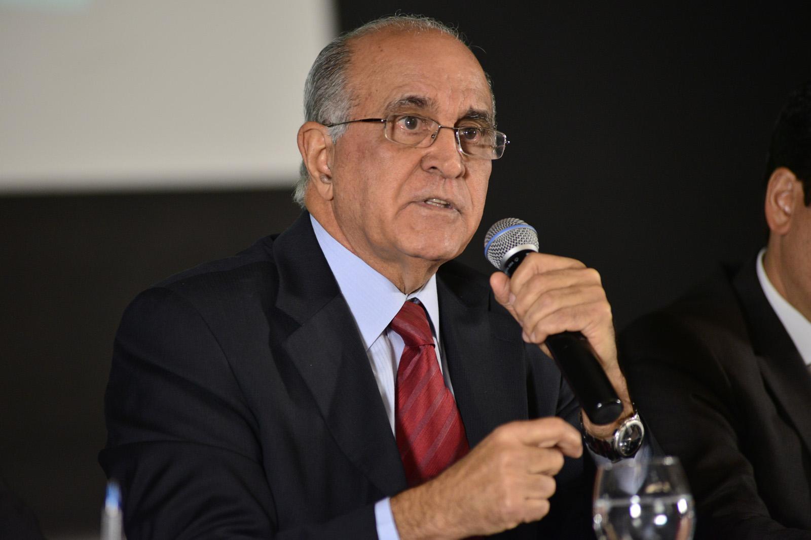 Ex-governador Paulo Souto prepara livro de memórias, diz colunista