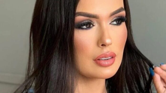 Ex-participante do BBB, Larissa Santos resgata fotos perdidas do celular.