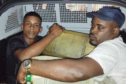 FLAGRANTE: dupla presa furtando combustível ônibus prefeitura São Francisco do Conde