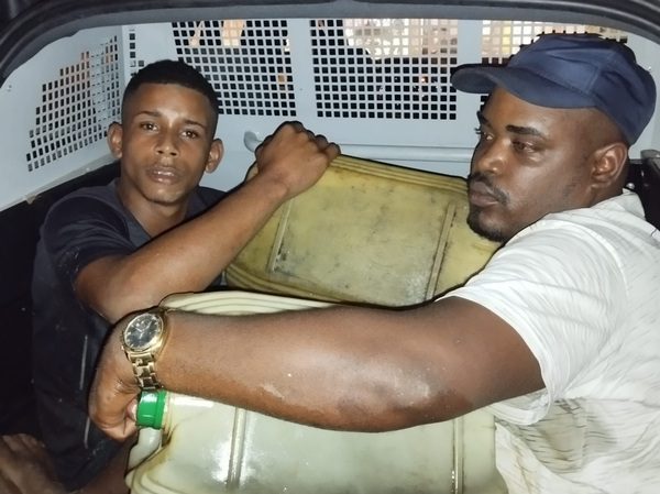 FLAGRANTE: dupla presa furtando combustível ônibus prefeitura São Francisco do Conde