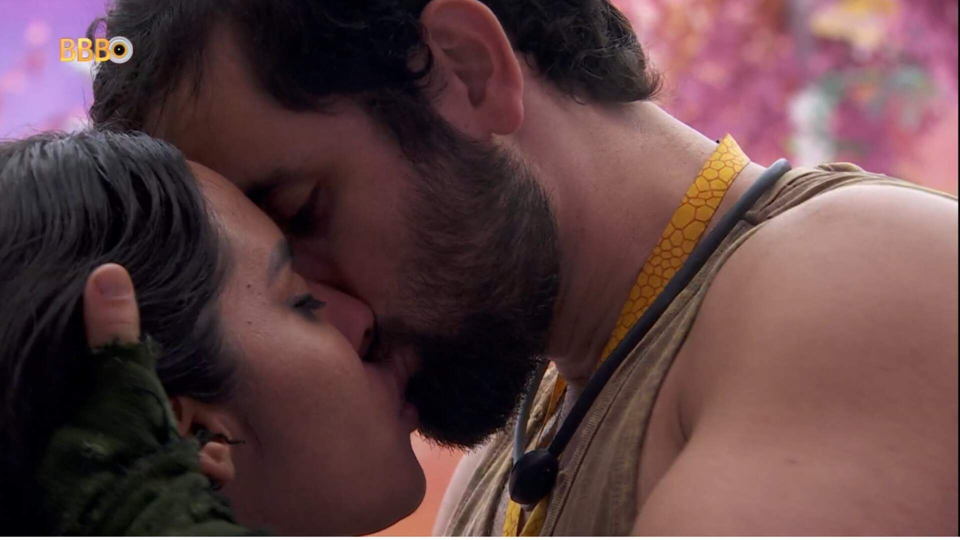 Finalmente! Matteus e Isabelle se beijam na festa do Top 5 do BBB 24