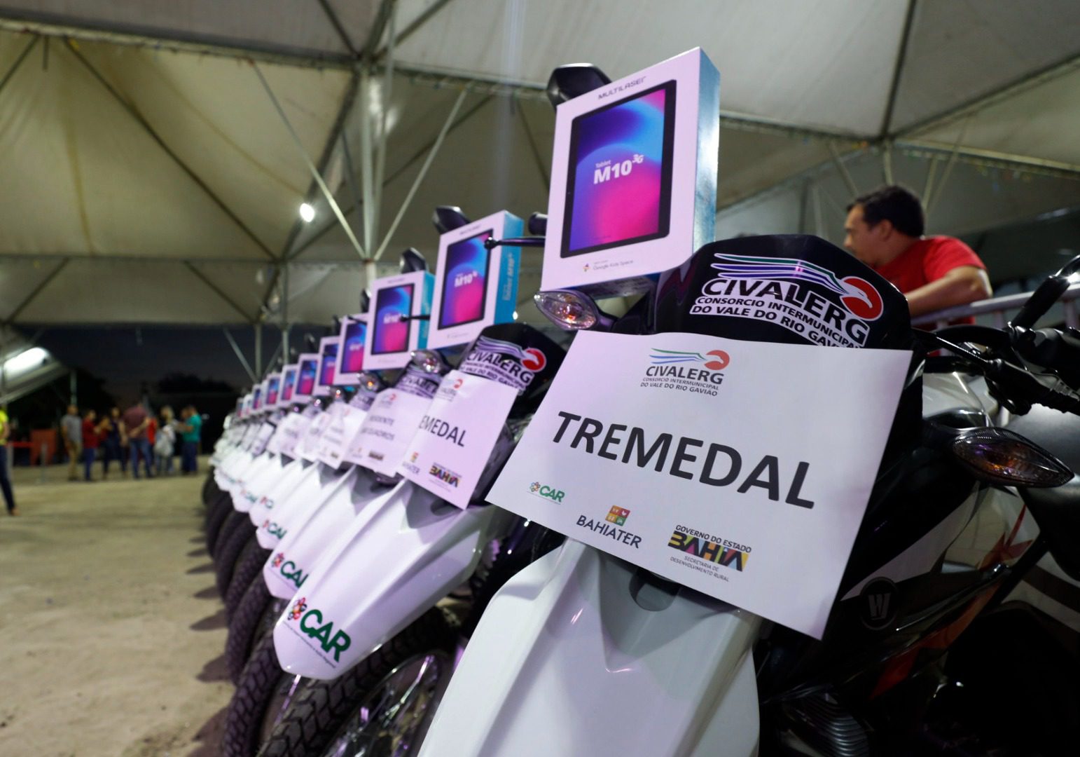 Governo Estadual distribui kits produtivos para municípios em apoio à agricultura familiar em Vitória da Conquista.