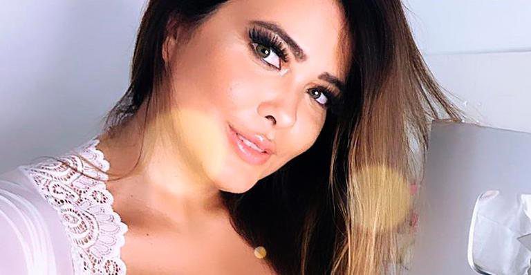 Geisy Arruda ostenta marquinha e usa decote profundo em lingerie cavada
