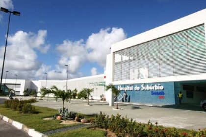 Durante tiroteio entre criminosos, homem morre após ser atingido dentro de casa em Salvador