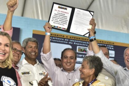 Jerônimo sanciona lei que torna laudos para autismo e Síndrome de Down permanentes
