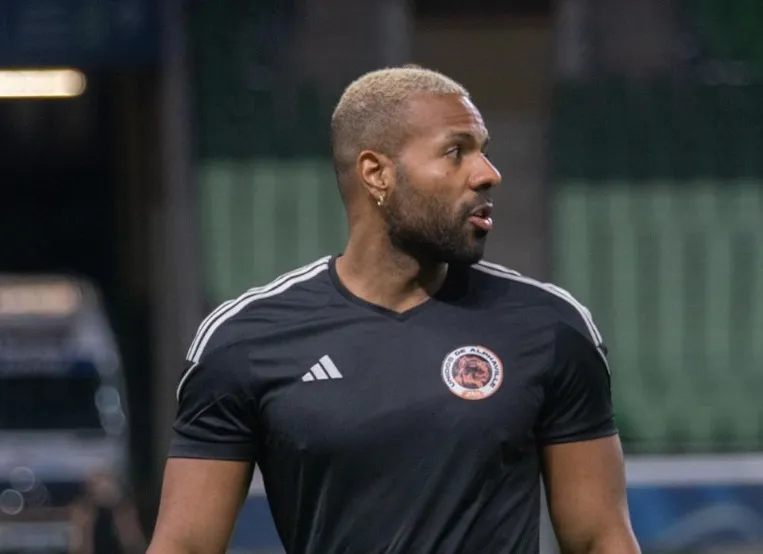 Jogador que confirmou caso com Pabllo Vittar passa a ser alvo de homofobia