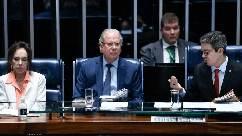 José Dirceu volta ao Congresso Nacional após 19 anos
