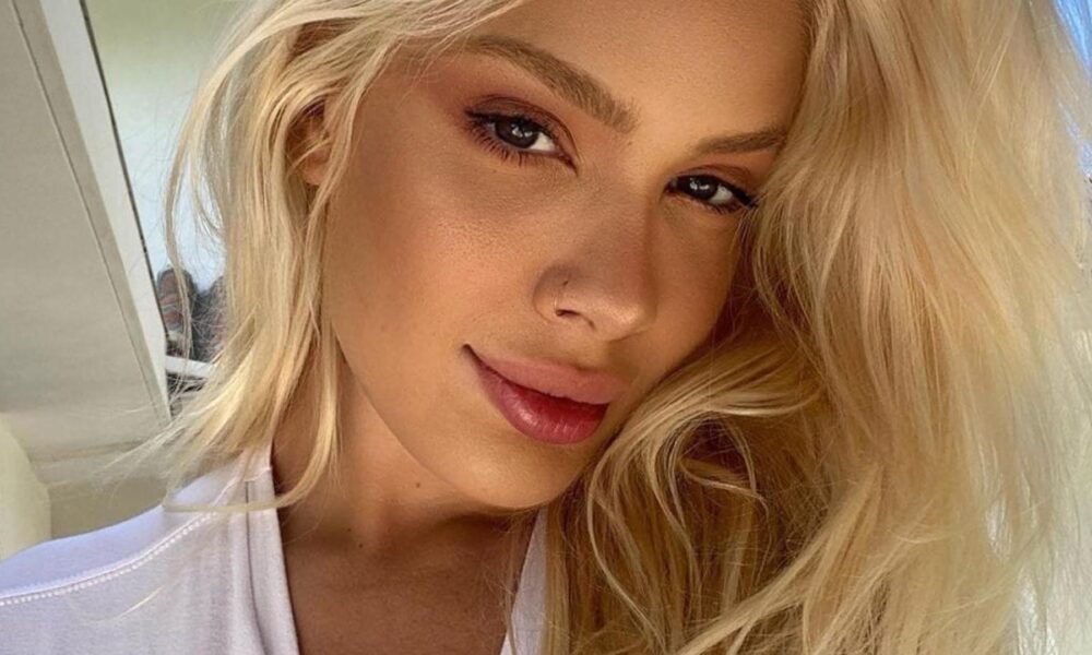 Karoline Lima mantém o bronzeamento na piscina