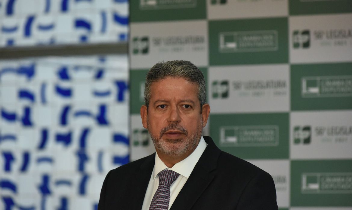 Lira sobe o tom e chama ministro da Articulação Política de "incompetente"