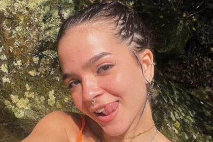 Mel Maia mostra seu bumbum bronzeado em biquíni fio-dental