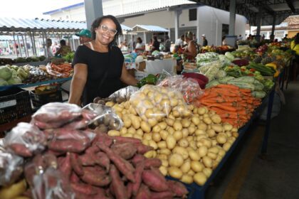 Reformulação: "Mercados municipais revitalizados em Saúde e Serrolândia beneficiam Agricultura familiar"