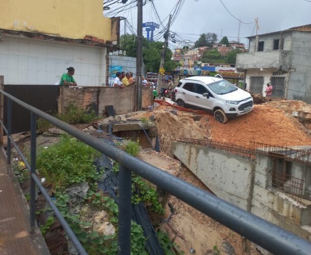 Motorista tenta passar por ponte inacabada e veículo fica preso; assista o vídeo.