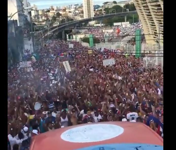 Vídeo: Multidão faz festa para recepcionar o Bahia na Arena Fonte Nova