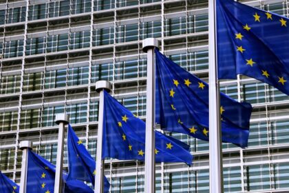 PMI de serviços da zona do euro vai a 51,5 em março, nível mais alto em 9 meses