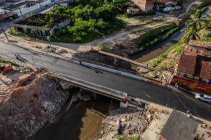 Ponte da Avenida Rio Camaçari liberada para trânsito