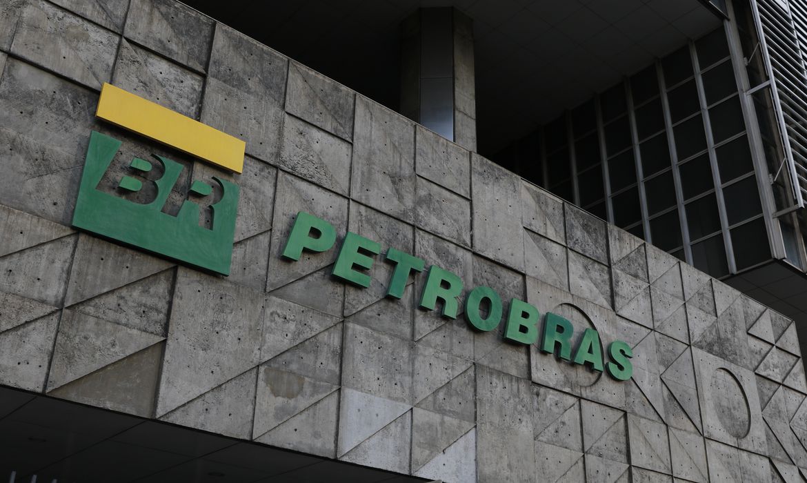 Justiça afasta presidente do Conselho da Petrobras do cargo