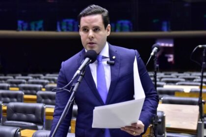 Rodrigo Valadares fala durante sessão do Plenário