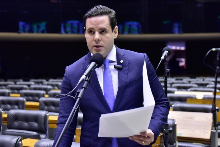 Rodrigo Valadares fala durante sessão do Plenário