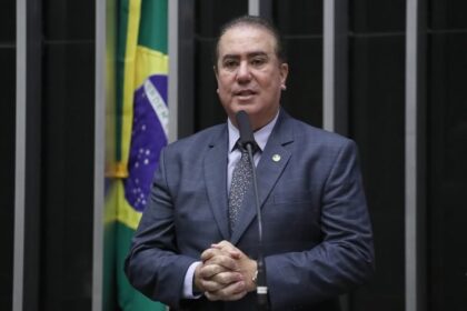 Jonas Donizette discursa na tribuna do Plenário
