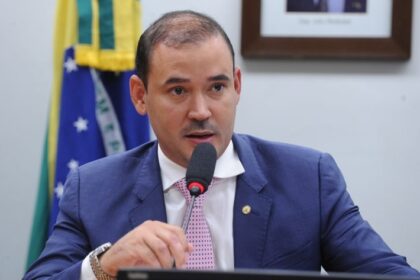 Deputado Vicentinho Júnior fala ao microfone