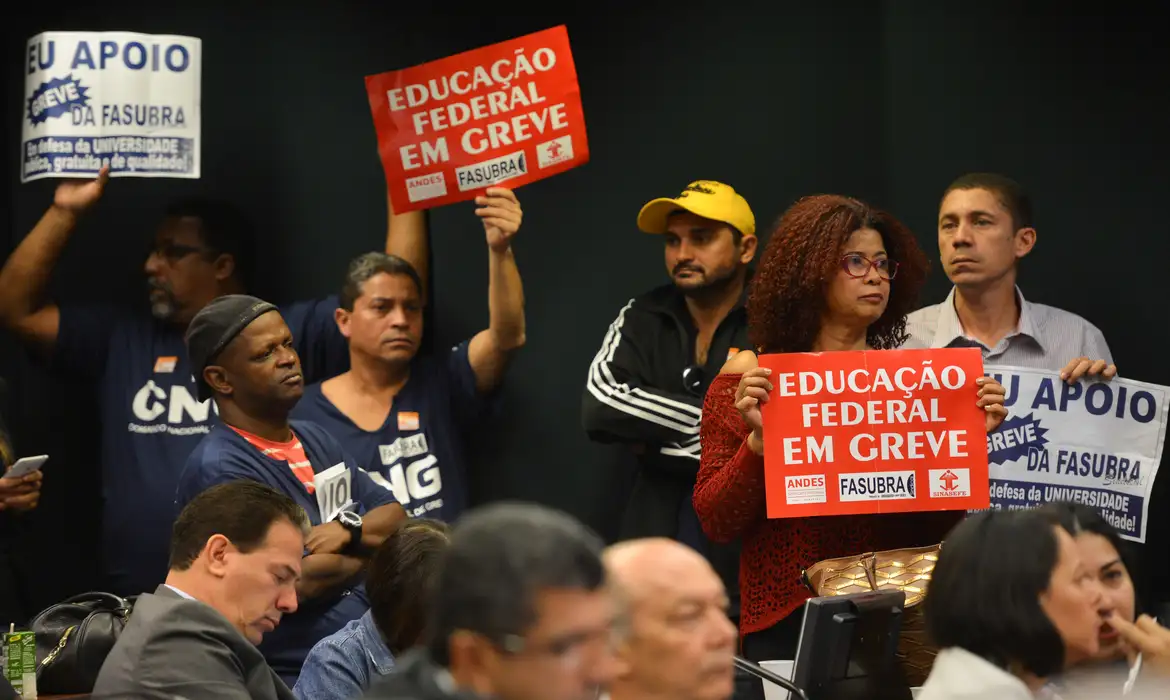 Servidores federais da educação iniciam greve na quarta-feira