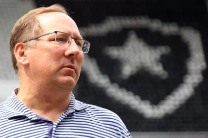 Dono da SAF do Botafogo, Textor volta a afirmar que a CBF beneficia o Palmeiras
